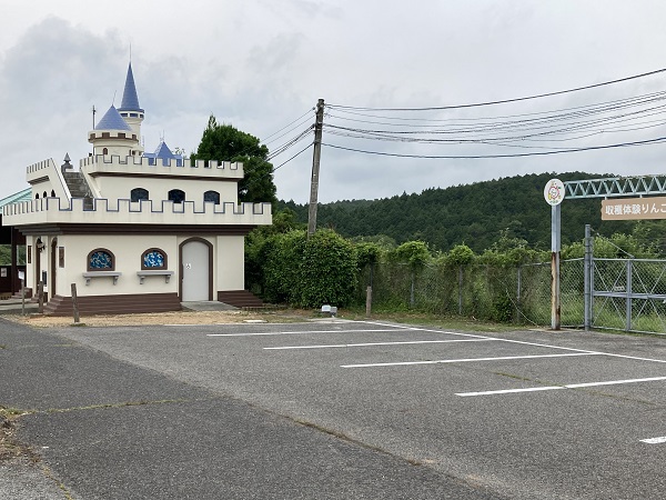 お城のトイレ横が駐車場