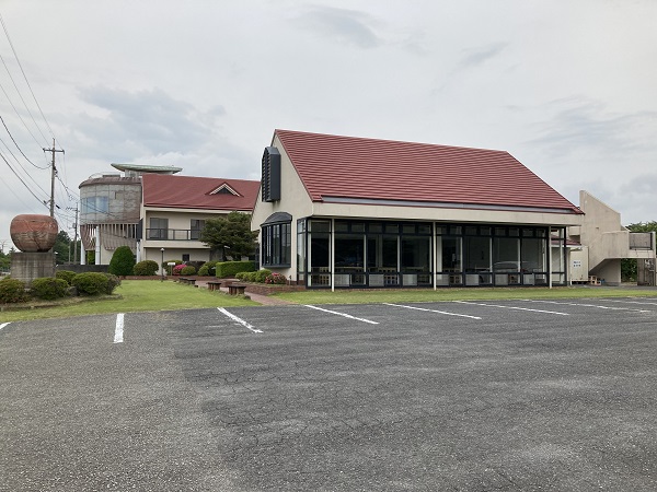 本館横の駐車場